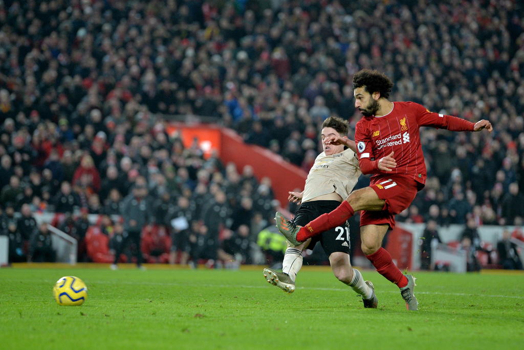 Mohamed Salah dispara para anotar el segundo tanto del partido. (EFE)