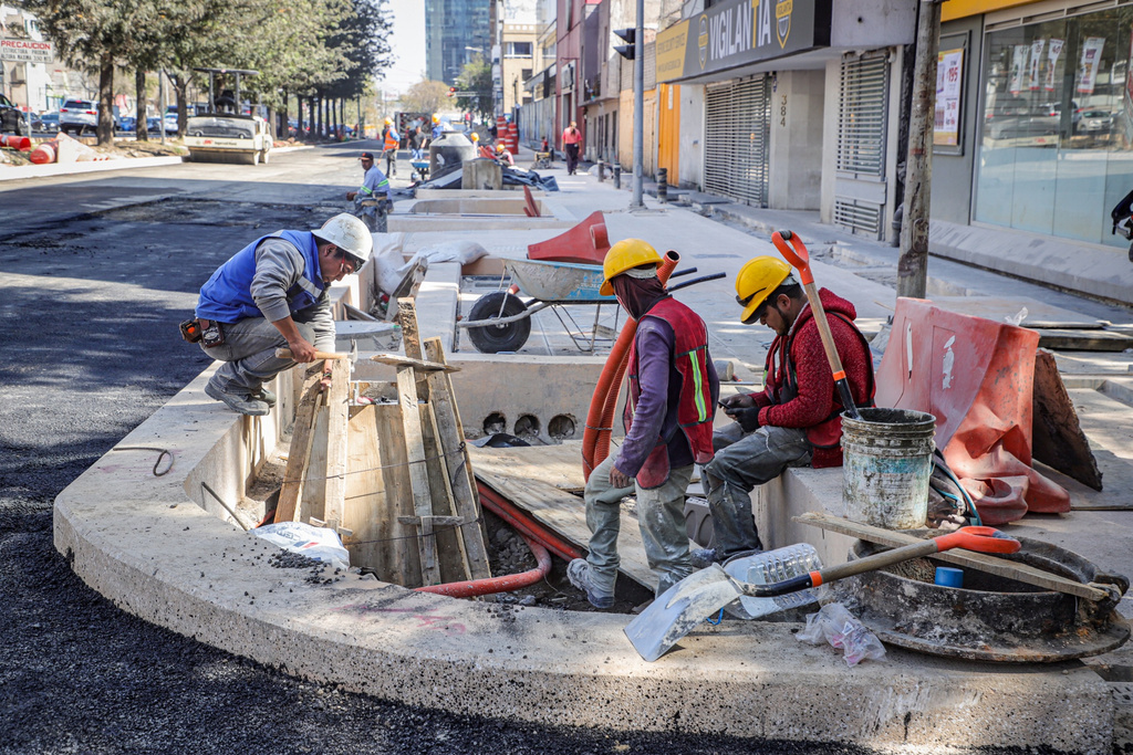 El ramo de la construcción ha bajado debido al poco impulso que se ha generado en la obra pública. (ARCHIVO) 