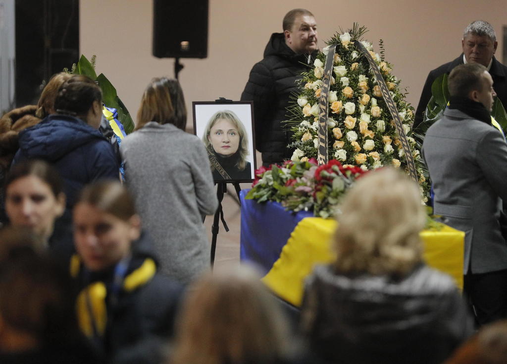 Autoridades de Ucrania encabezaron una breve ceremonia en la que se colocaron flores sobre los ataúdes. (EFE) 