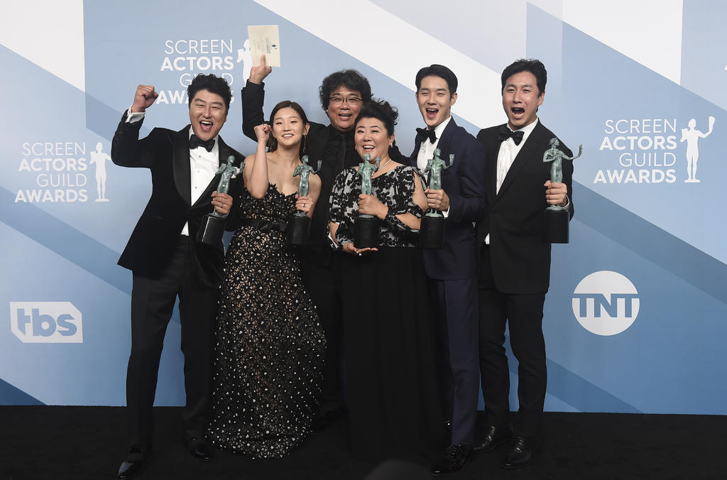 Ganadora. Parásitos, del director surcoreano Bong Joon Ho, fue reconocida en la categoría de mejor elenco durante la entrega número 26 de los premios SAG. (AP)