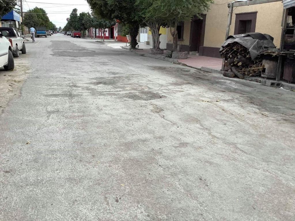 Los habitantes de la zona comentaron que en varias ocasiones han reportado el mal estado del pavimento, sin embargo, las autoridades municipales no han atendido la situación. (EL SIGLO DE TORREÓN) 