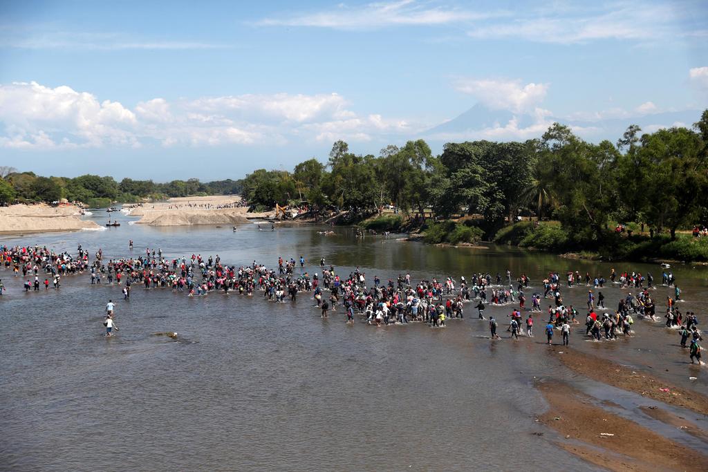 Los migrantes de la caravana comenzaron a cruzar el río Suchiate, que divide a México con Guatemala, luego de terminarse el plazo demandado para que autoridades nacionales les permitieran su ingreso al país. (EFE)