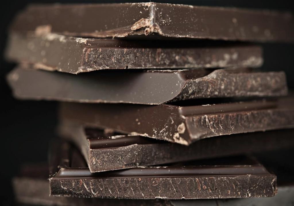 El chocolate es el alimento por excelencia contra la tristeza porque contiene grandes dosis de triptófano, pero procura que sea natural y amargo, ya que las marcas comerciales suelen contener muchos ingredientes procesados y algunos pueden ser altos en azúcar. (ESPECIAL)
