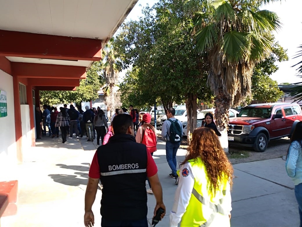 Uno de los simulacros en Gómez Palacio se realizó en el Cetis 88, donde los alumnos fueron evacuados. (EL SIGLO DE TORREÓN)