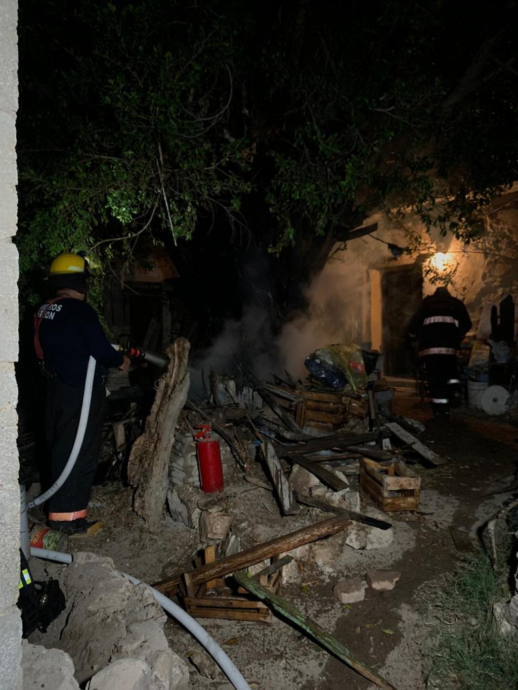 Fuego consume jacal instalado en vivienda de Torreón, del hecho no se reportaron lesionados o intoxicados. (EL SIGLO DE TORREÓN)