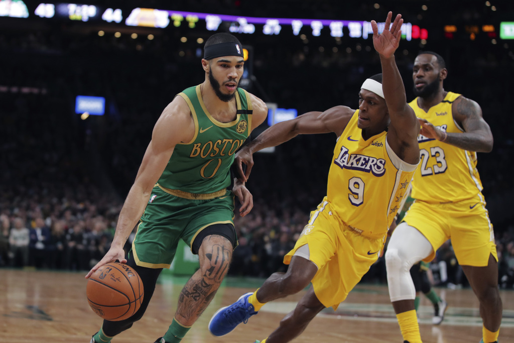 Jayson Tatum (i) anotó 27 puntos en la paliza de los Celtics 139-107 sobre los Lakers de Los Ángeles. (AP)