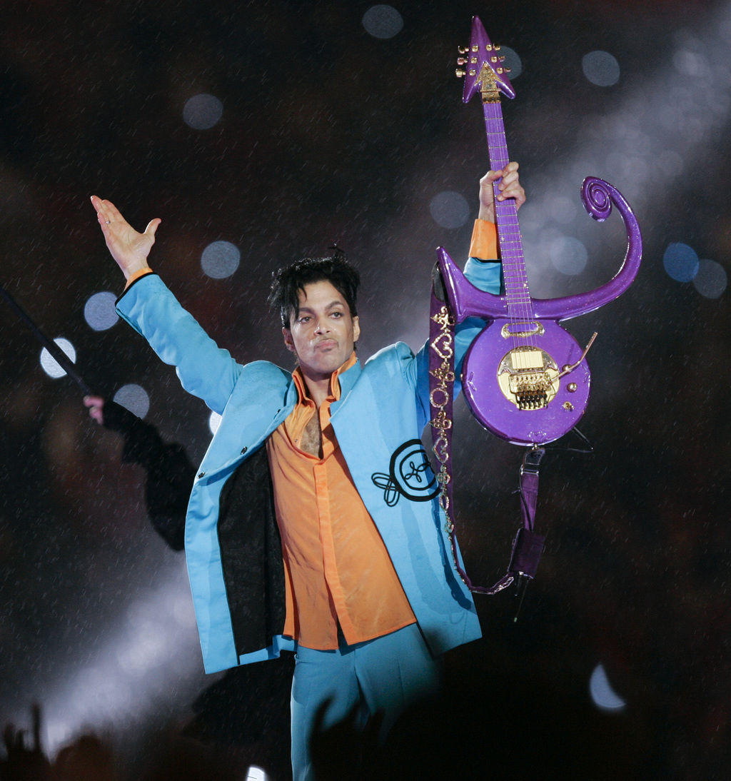 En el escenario. Prince durante su presentación en el espectáculo de medio tiempo del Super Bowl XLI en Miami el 4 de febrero de 2007. (AP)