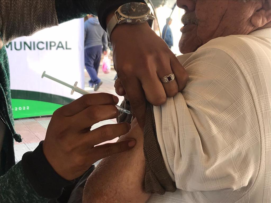Este 2020, la Secretaría de Salud en Coahuila informó que continúa con la vacunación contra la influenza e indicó que aún se cuenta con 300 mil dosis.
(ARCHIVO)