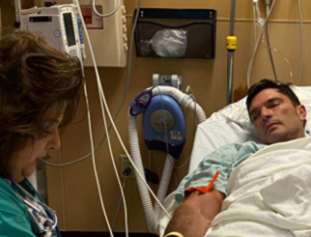 El actor de origen argentino Julián Gil se recupera favorablemente, luego de ser operado de una hernia umbilical y se espera que en el trascurso del día sea dado de alta y pueda regresar a casa. (ESPECIAL)