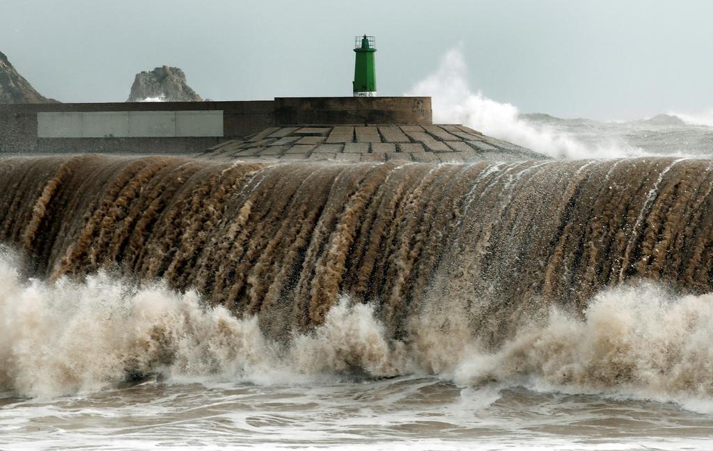 El temporal Gloria comienza a remitir este martes en España, donde dejó un total de cuatro muertos y olas de 14 metros en zonas costeras. (ARCHIVO) 