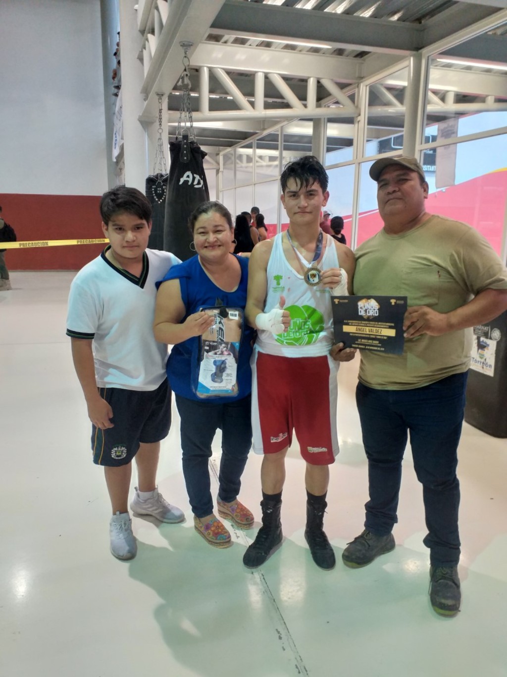 El joven pugilista ha contado con el apoyo de su familia durante su carrera como peleador amateur, soñando llegar al profesionalismo. (ESPECIAL)