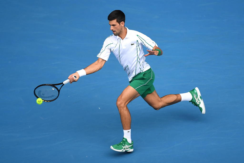 Novak Djokovic se metió a la tercera ronda del Abierto de Australia tras derrotar 6-1, 6-4, 6-2 al japonés Tatsuma Ito. (EFE)