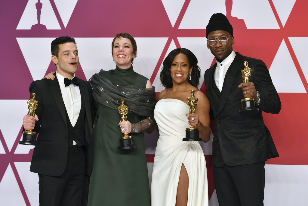 Actores. Rami Malek, Olivia Colman, Regina King y Mahershala Ali posan con sus estatuillas en Los Ángeles. (AP)