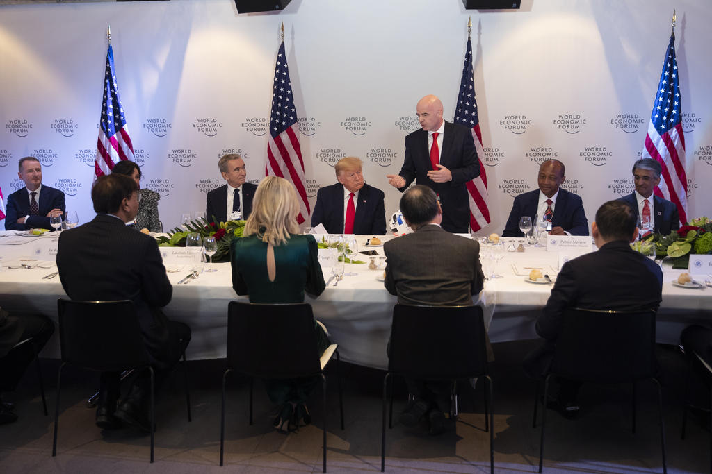 Gianni Infantino, fue invitado por Donald Trump a pronunciar este martes el discurso de presentación en una cena ofrecida por el presidente de los Estados Unidos en el Foro Económico Mundial de Davos. (AP)