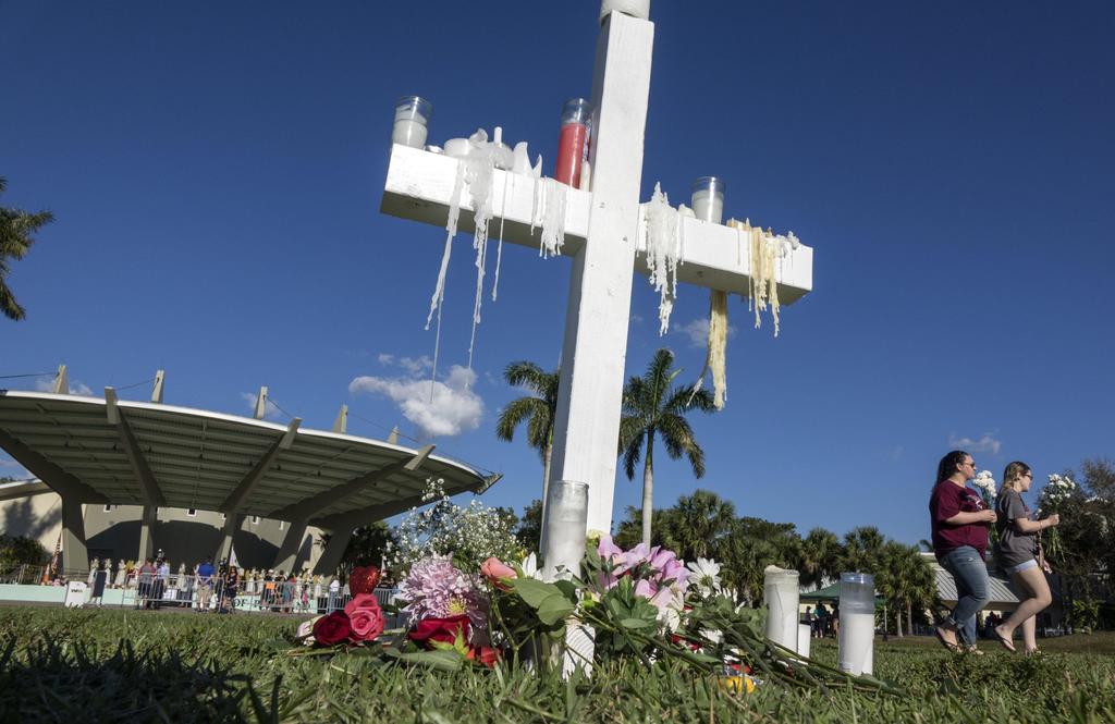 Una joven estudiante presente en la masacre del 2018 en una escuela secundaria en Florida todavía está demasiado traumatizada para ofrecer declaraciones formales. (ARCHIVO)