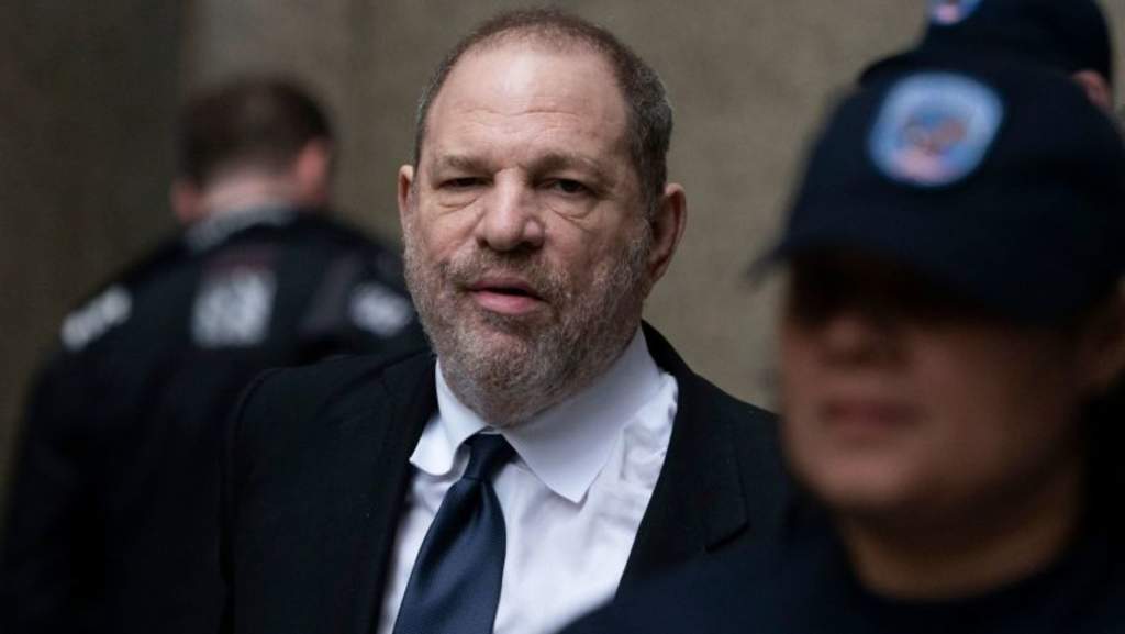 La Fiscalía del estado de Nueva York presentó este miércoles al productor de cine Harvey Weinstein como un 'monstruo depredador' en la apertura oral del juicio por cinco delitos sexuales contra él. (ESPECIAL)