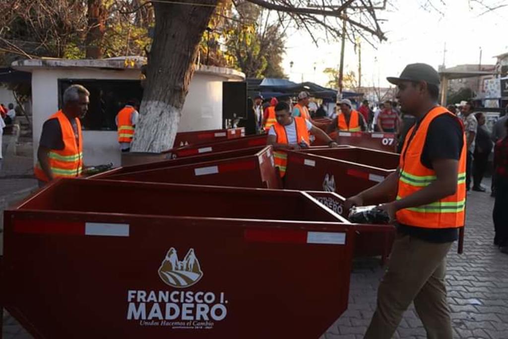 El alcalde, Jonathan Ávalos Rodríguez, entregó 10 carritos manuales al departamento correspondiente, además de material de aseo. (EL SIGLO DE TORREÓN)