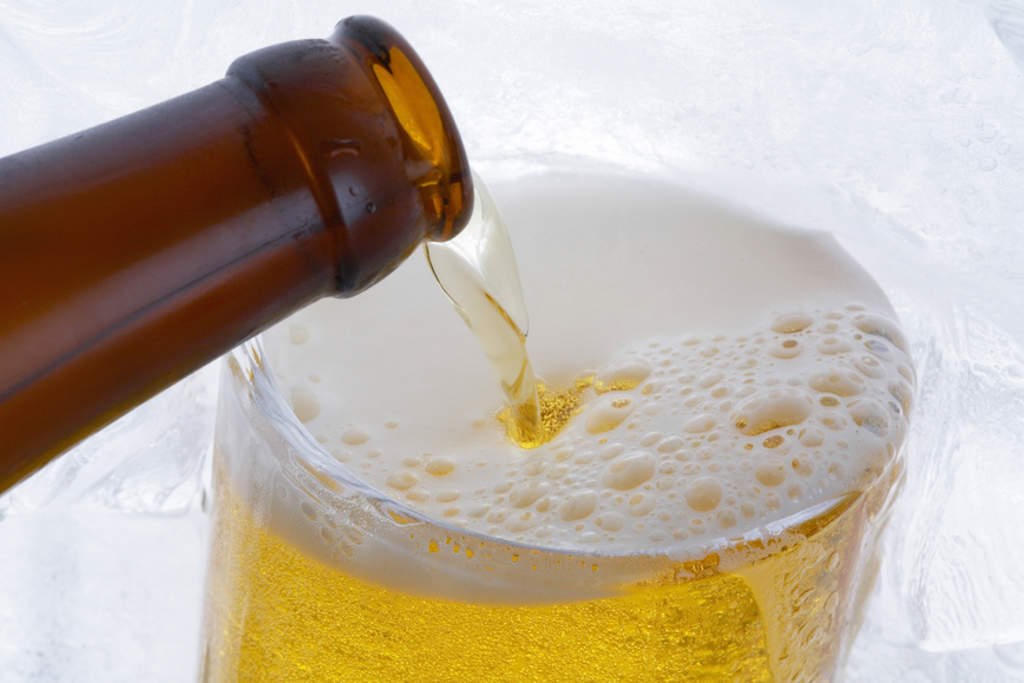 El consumo moderado de cerveza ha sido clasificado como un medio por el cual se podría prevenir el alzheimer, esto debido a su alto contenido en silicio, una sustancia capaz de mitigar los efectos neurodegenerativos que se deben a la intoxicación crónica del cerebro con aluminio. (ARCHIVO)  
