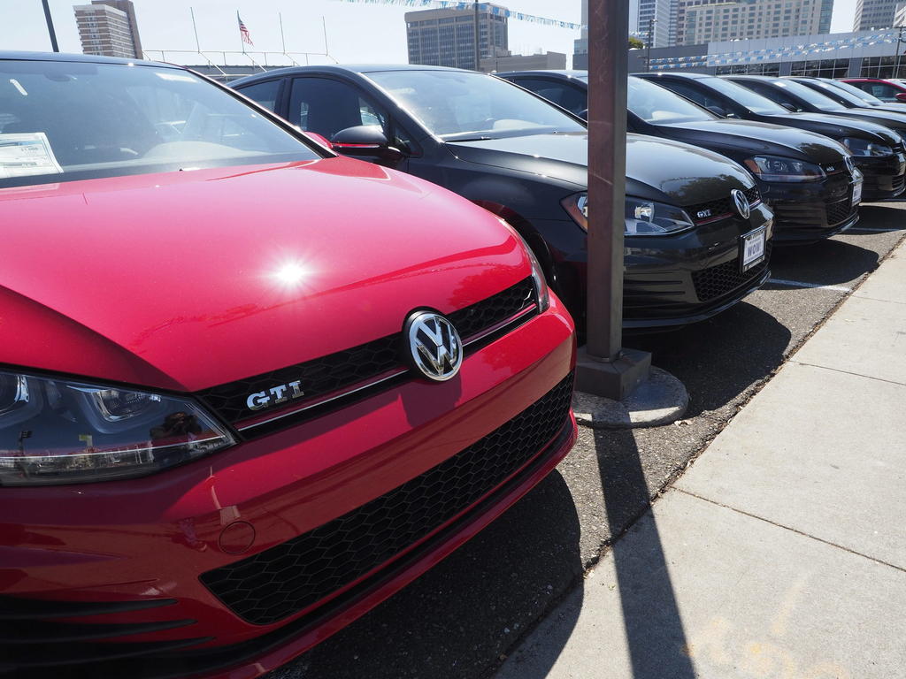 La empresa alemana Volkswagen admitió hoy ante autoridades judiciales haber importado de manera secreta vehículos que violaron las normas anticontaminantes de Canadá. (ARCHIVO) 