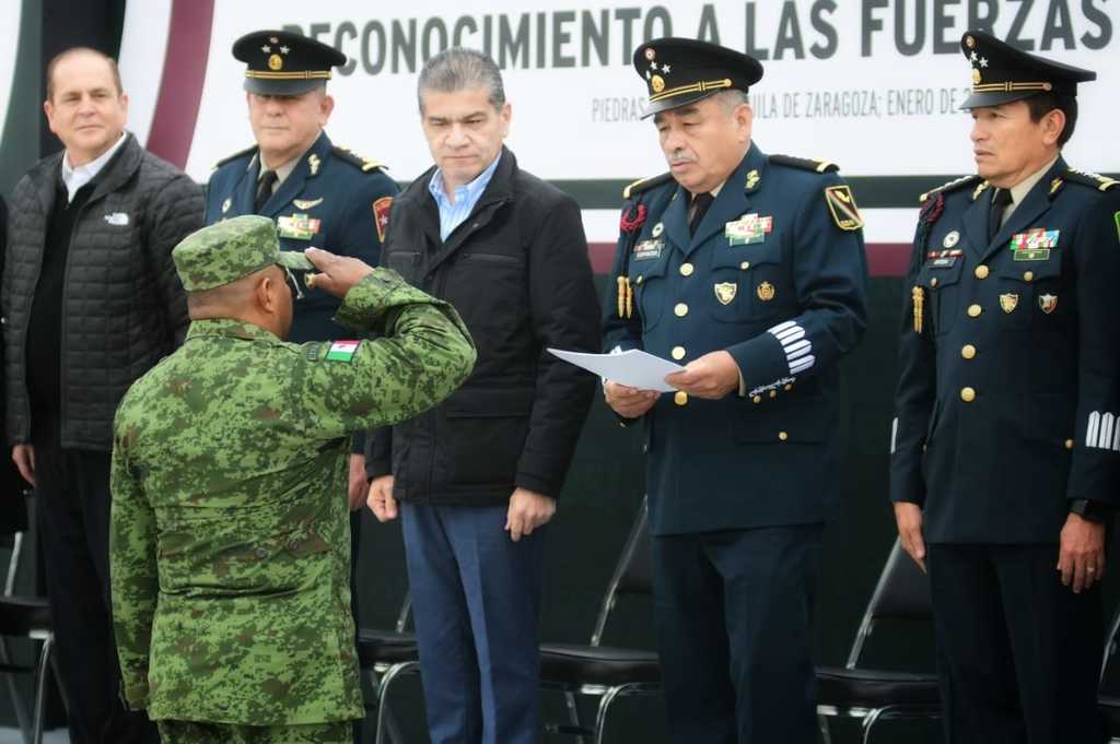 Reciben reconocimiento del gobernador los miembros del Ejército Mexicano que intervinieron para repeler la agresión de Villa Unión.