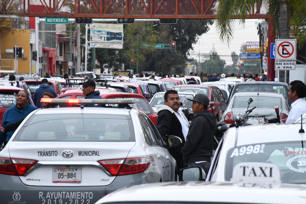 Primero los taxistas bloquearon un tramo del bulevar González de la Vega de Gómez Palacio. (EL SIGLO DE TORREÓN/FERNANDO COMPEÁN)