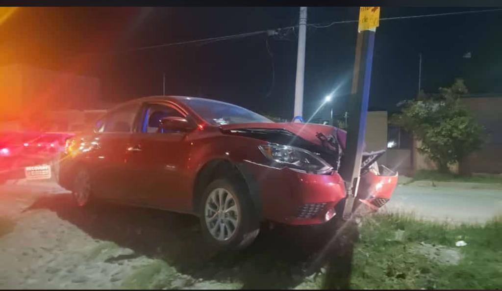 Se impacta conductor contra luminaria en fraccionamiento Rincón Los Nogales de Torreón. (EL SIGLO DE TORREÓN)