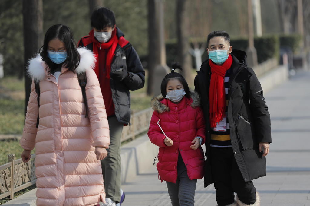 Alerta. El virus, cuyo brote inicial se detectó en la provincia de Wuhan, China, y que ya cobró la vida de 17 personas, es capaz de causar neumonía, pero por lo general de manera moderada; solo el 20 por ciento de los casos son graves. (EFE)