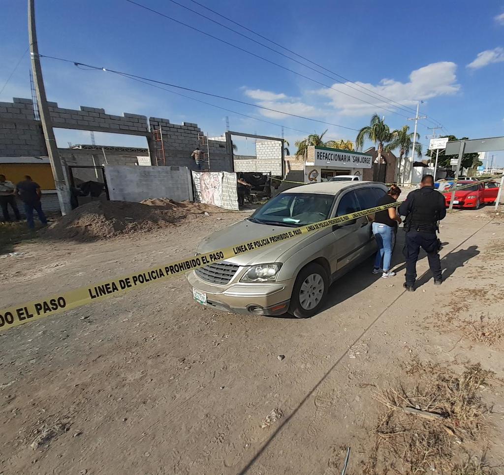 El cuerpo del hombre quedó a bordo de un vehículo particular en el bulevar Jabonoso. (EL SIGLO DE TORREÓN)
