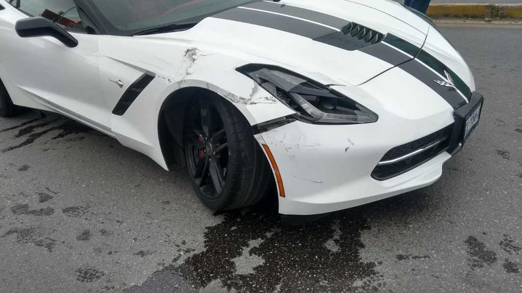 Corvette se impacta contra camioneta en Torreón; el percance se registró en la calzada Saltillo 400. (EL SIGLO DE TORREÓN)