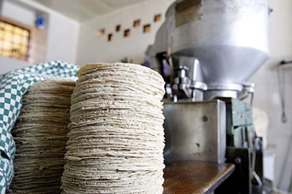 La Profeco informó que no ha habido aumento en el precio de la tortilla en la mayoría de los negocios. (ARCHIVO) 