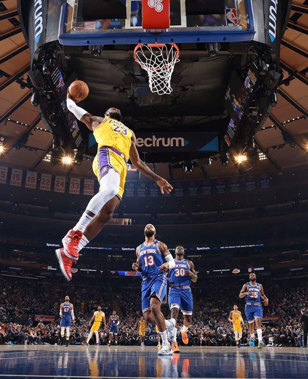 LeBron se acerca a Kobe en victoria de los Lakers. (ESPECIAL) 