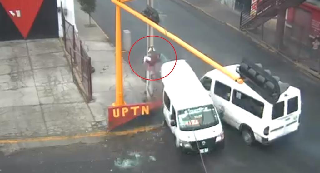 El estremecedor accidente fue registrado por cámaras de seguridad en el Estado de México (INTERNET) 