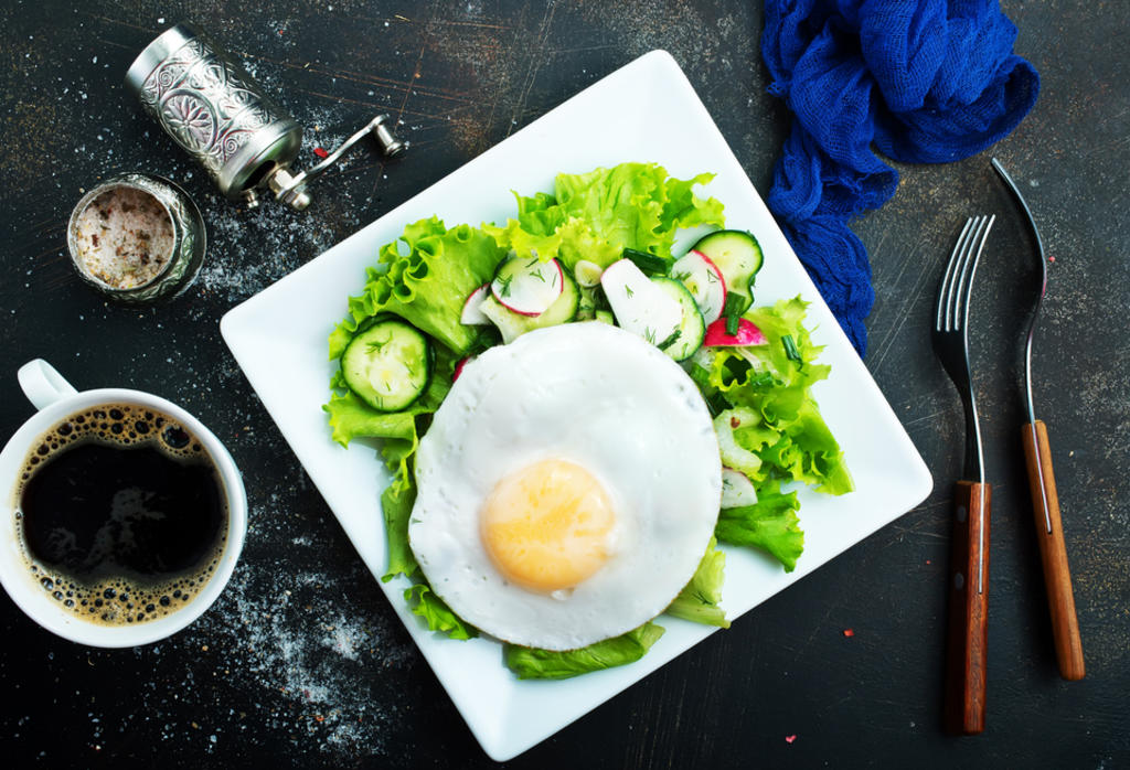 El huevo es un alimento con un alto contenido de proteína, lo cual implica un gran contenido de aminoácidos esenciales que no pueden ser producidos por humano. (ARCHIVO) 