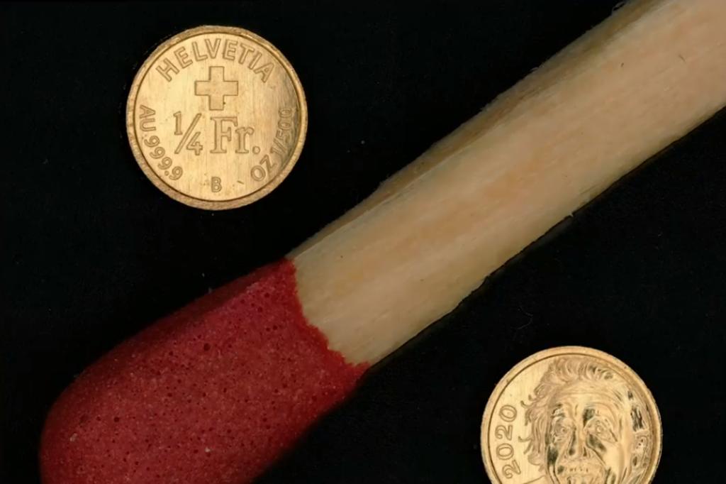 Una moneda de oro que mide 2.96 milímetros de diámetro y pesa 0.063 gramos, convirtiéndola en la más pequeña del mundo. (ESPECIAL)