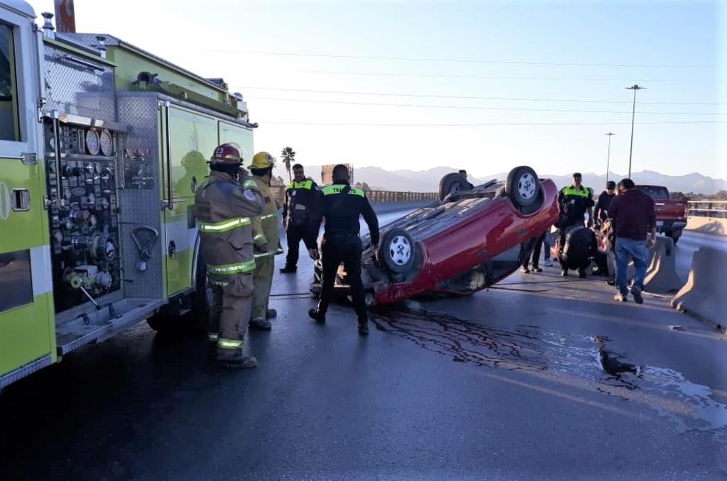 Pese a lo aparatoso del accidente, la conductora del automóvil, identificada como Karla de 22 años de edad, resultó ilesa en tanto que la unidad resultó con el parabrisas quebrado y con algunas piezas desprendidas. (EL SIGLO DE TORREÓN)
