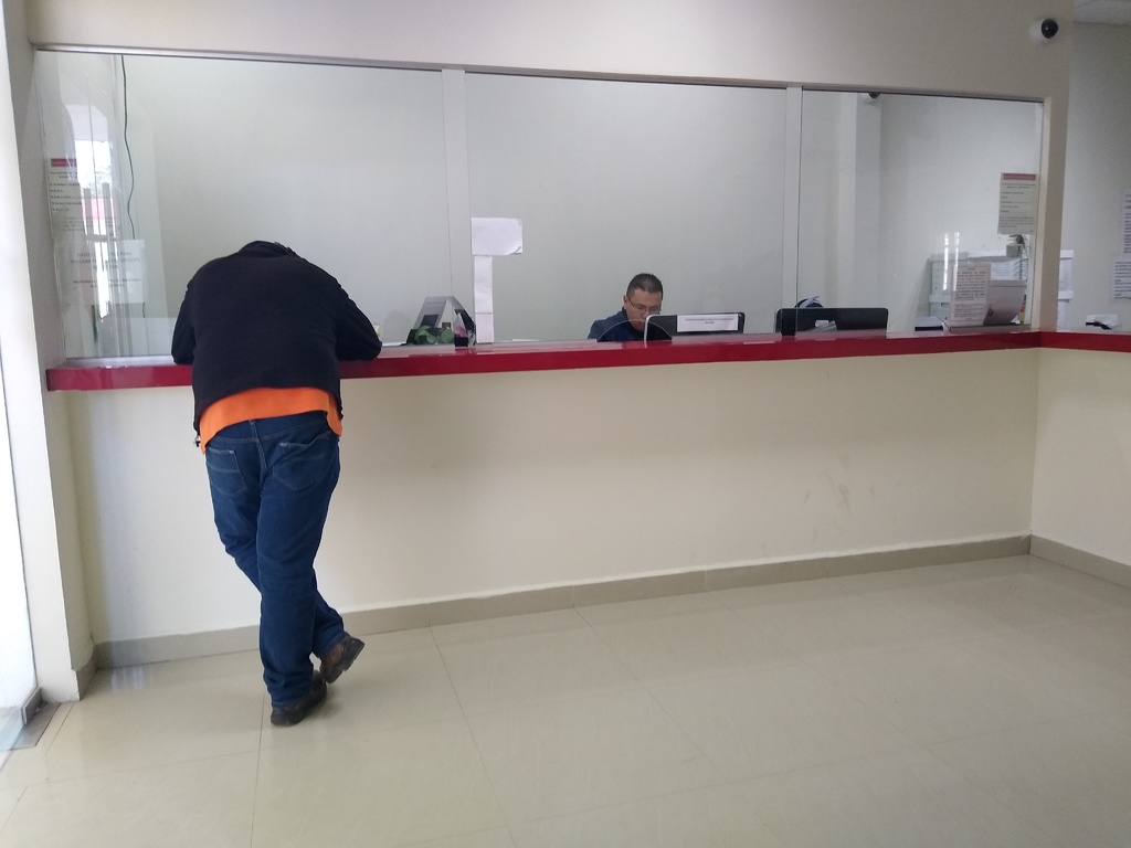 En las cajas receptoras de pagos de la Tesorería Municipal todavía no emplean las terminales. (EL SIGLO DE TORREÓN / Diana González)