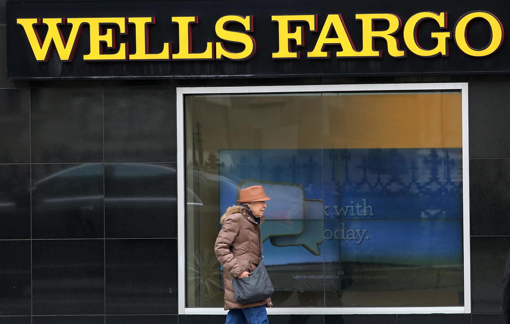 El exCEO de Wells Fargo, John Stumpf tenía prohíbido trabajar en un banco, por lo que tendrá que pagar una multa de 17.5 mdd. (ARCHIVO) 