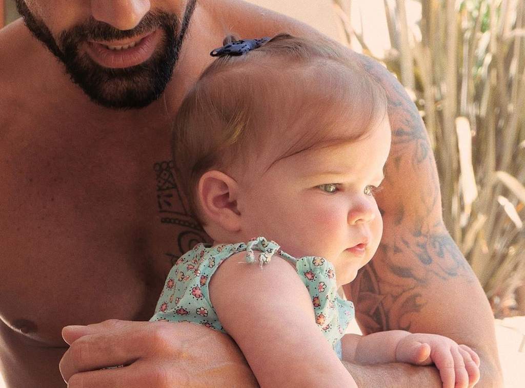 Jwan Yosef, esposo del cantante Ricky Martin, compartió en sus redes sociales una foto con su pequeña hija Lucía, que ha recibido miles de comentarios en la que destacan su belleza y ternura. (INSTAGRAM)