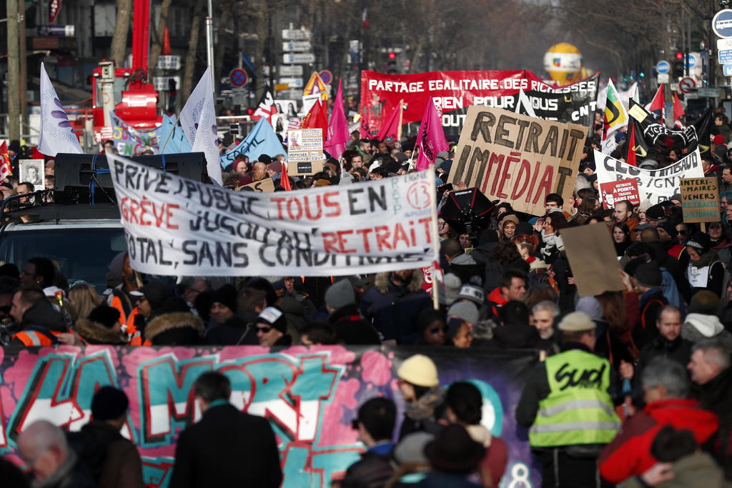 El Gobierno del presidente francés, Emmanuel Macron, aprobó este viernes su reforma de las pensiones con protestas en las calles. (EFE) 