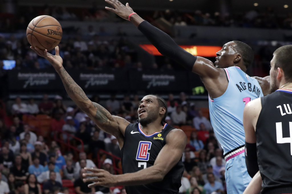 Kawhi Leonard (i) anotó 33 puntos, bajó 10 rebotes y repartió 10 asistencias, en la victoria de los Clippers 122-117 sobre el Heat. (AP)