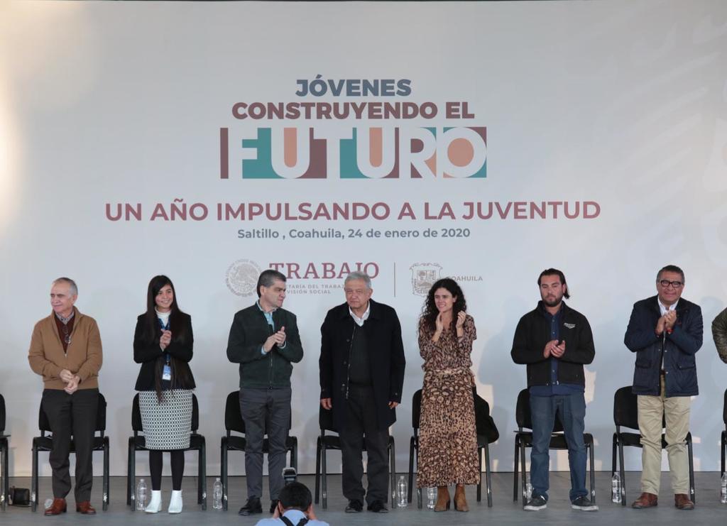 López Obrador estuvo acompañado por la secretaria de Trabajo, Luisa María Alcalde, y el gobernador de Coahuila, Miguel Ángel Riquelme Solís.