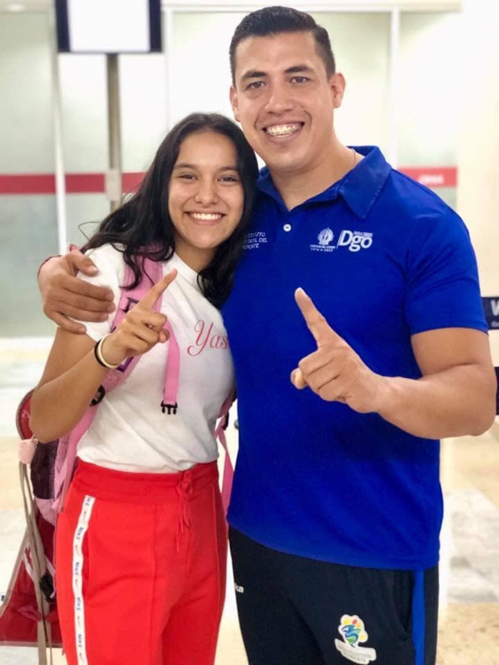 Junto a su entrenador Jonhatan Salazar, la taekwondoín lagunera, ha logrado grandes cosas. (ESPECIAL) 