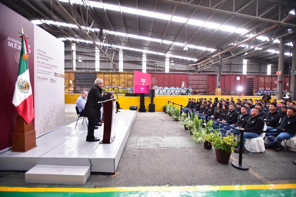 En la imagen aparece López Obrador dando un mensaje a los 61 becarios que tiene Industrias Peñoles.