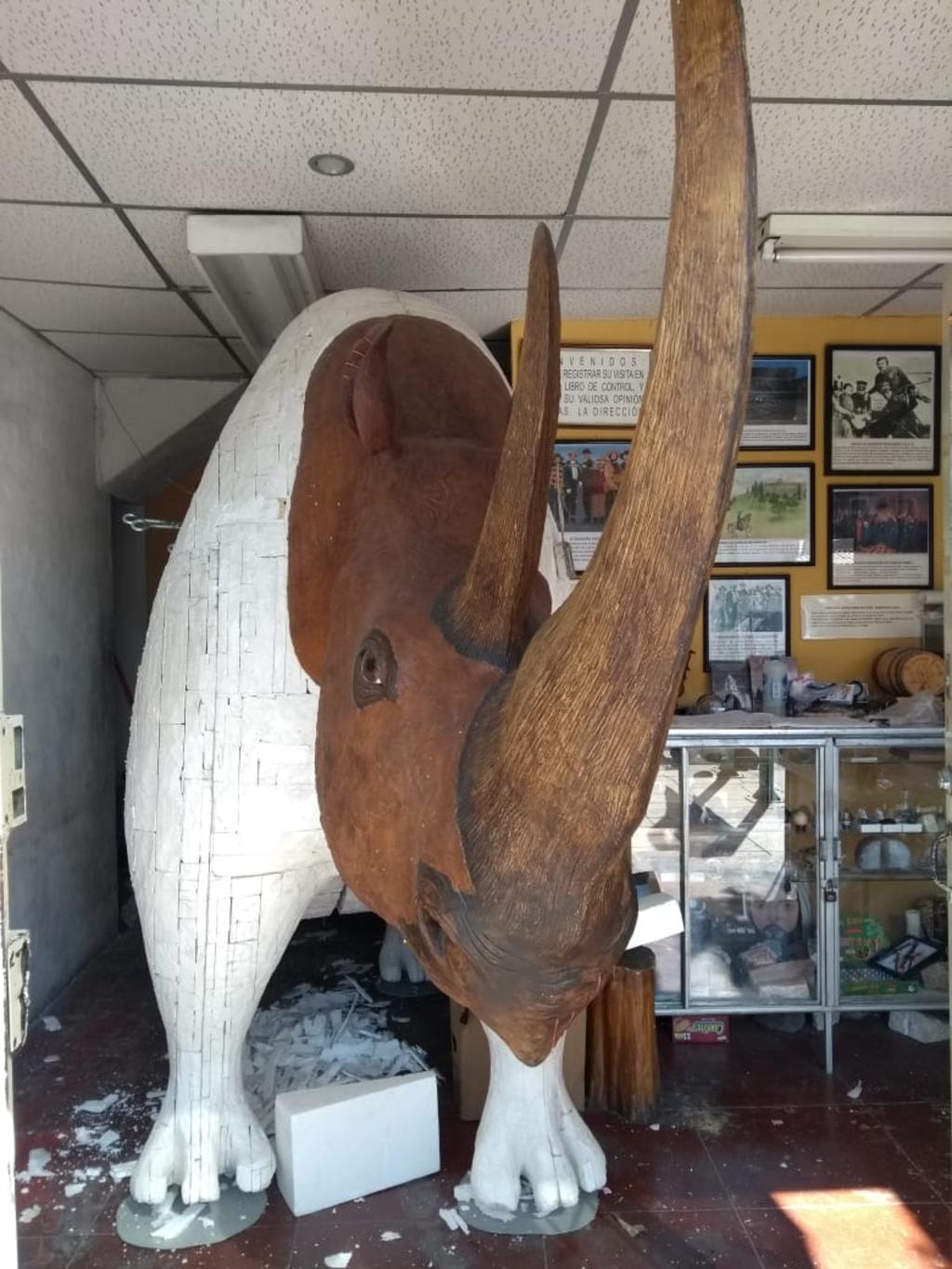 En próximos días estará terminada una pieza de tamaño real del rinoceronte lanudo de la prehistoria. (EL SIGLO DE TORREÓN)