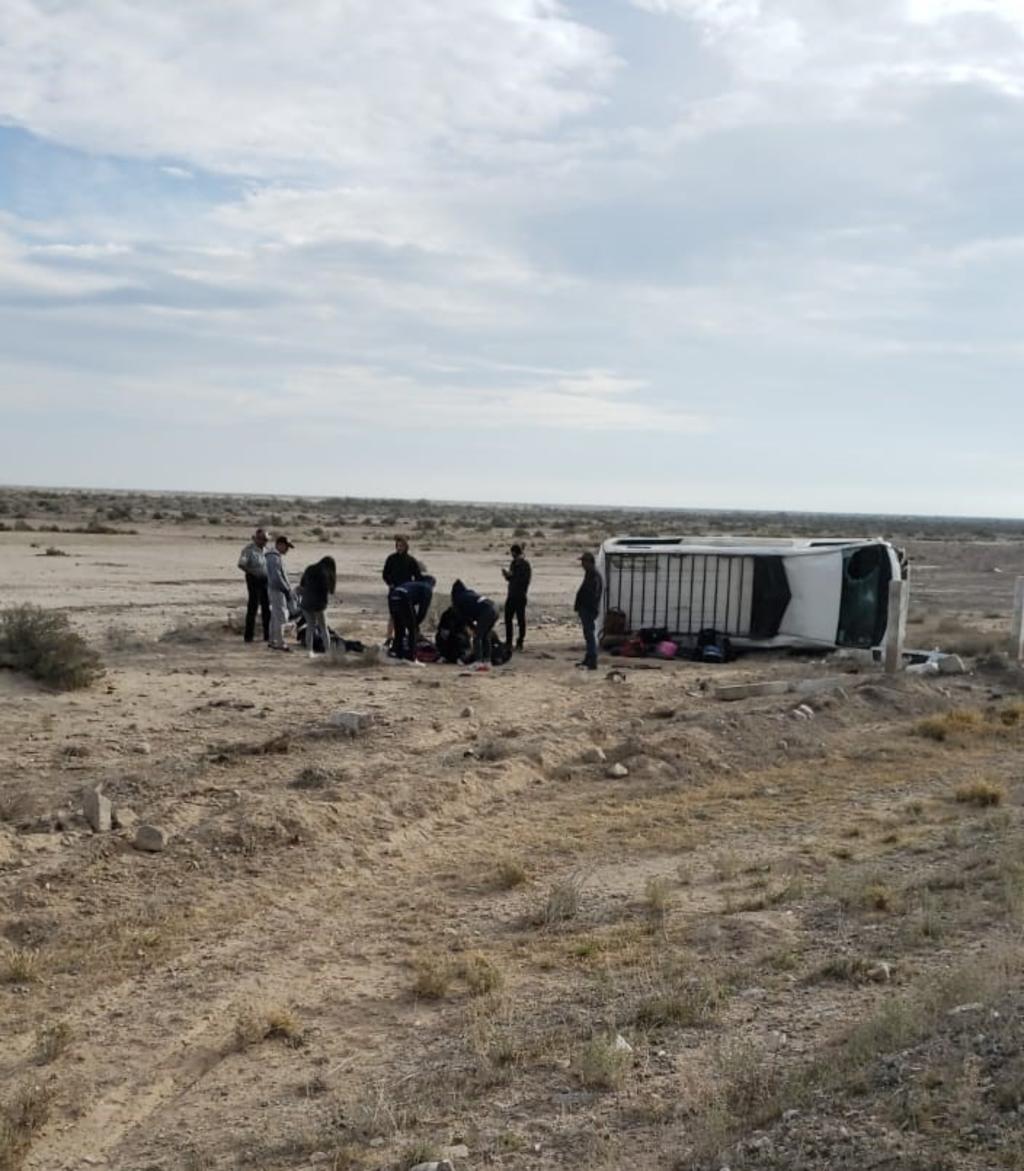 Los primeros reportes indicaron que en la camioneta tipo Van viajaban 12 personas que se accidentaron cuando una de las llantas de la unidad se salió del eje. (EL SIGLO DE TORREÓN)