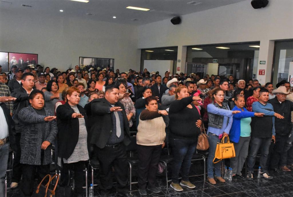La presidenta municipal, Marina Vitela Rodríguez, tomó protesta a los ciudadanos que fueron elegidos como autoridades auxiliares del Ayuntamiento de Gómez Palacio en las comunidades del medio rural. (EL SIGLO DE TORREÓN)
