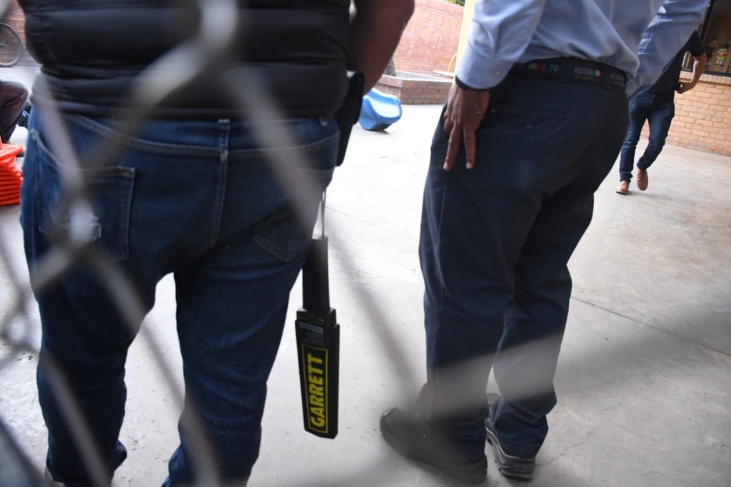 Con un detector de metal de mano, se realizó la revisión de seguridad a los alumnos del Colegio Cervantes, luego de la tragedia ocurrida el 10 de enero. (EL SIGLO DE TORREÓN)