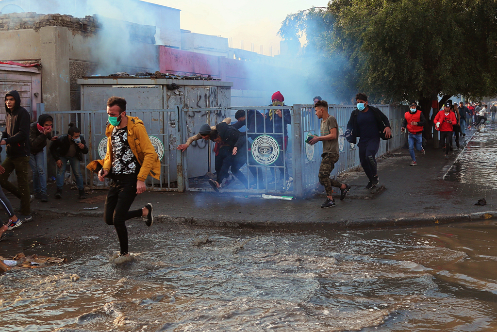 En Bagdad, efectivos antidisturbios también trataron de desmantelar las tiendas de los manifestantes. (AP) 