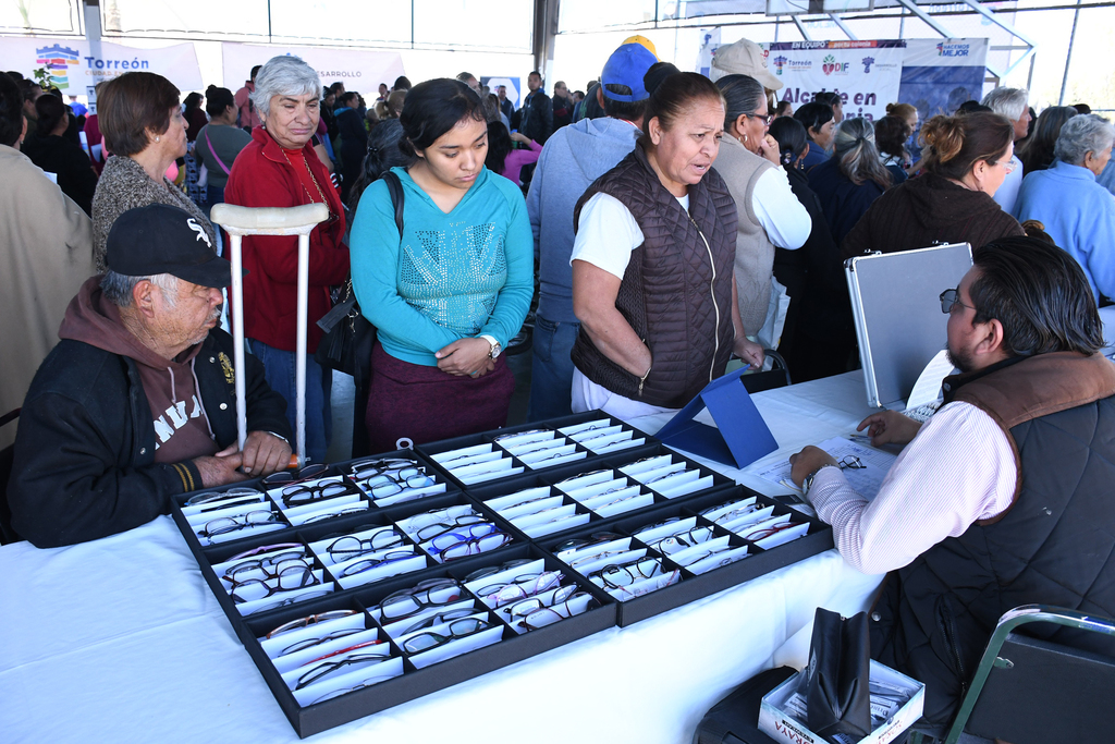 El titular de Desarrollo Social en Torreón aclaró que seguirán visitando colonias de manera cotidiana, pero sin darle difusión. (EL SIGLO DE TORREÓN)