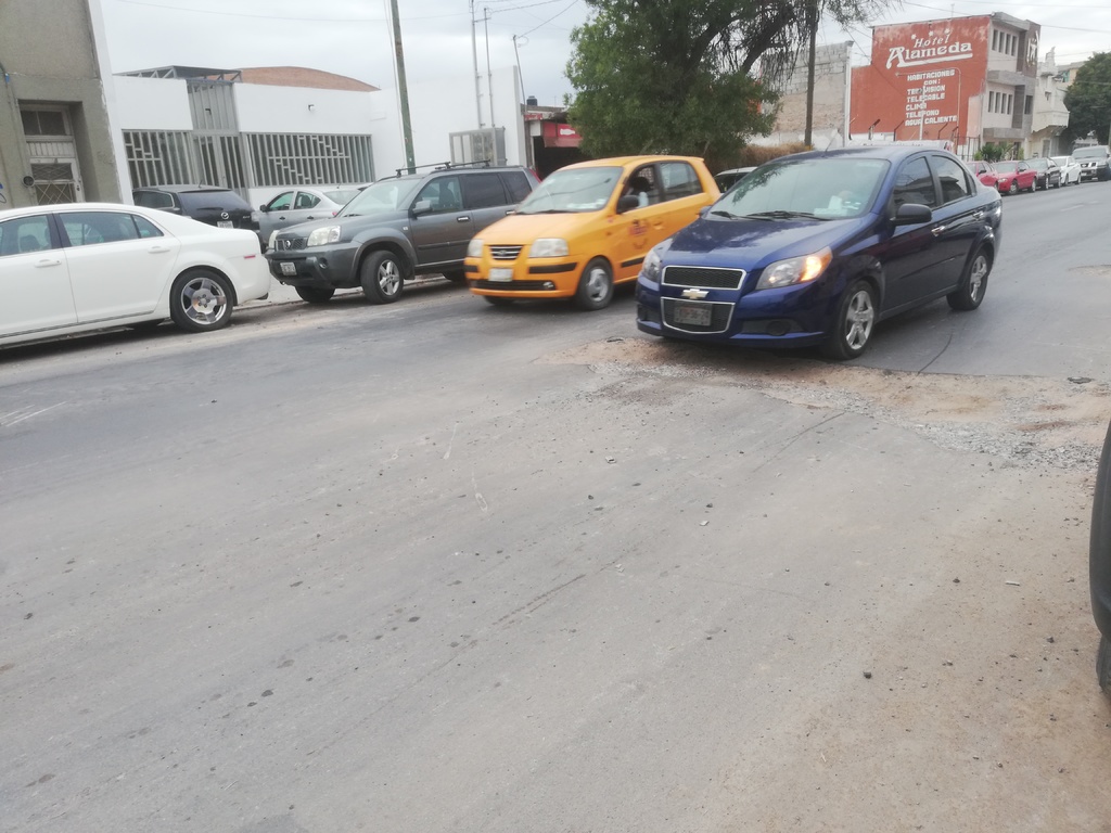 Es en la avenida Juárez, antes de llegar a la calle Francisco I. Madero, donde se ubica este bache que causa daños a los automóviles. (BEATRIZ A. SILVA)